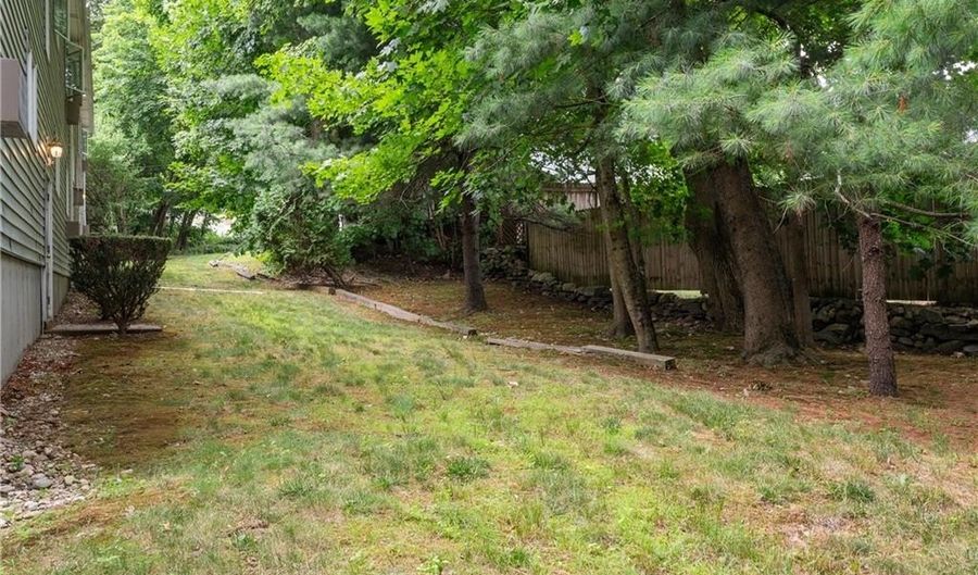 2 Angle St 5, Lincoln, RI 02838 - 2 Beds, 2 Bath