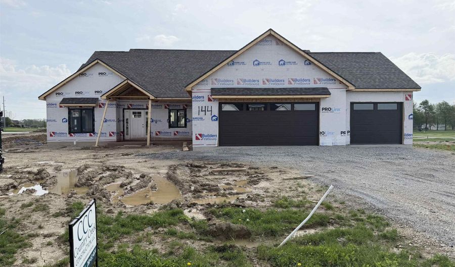 2220 Golfview Dr, Auburn, IN 46706 - 5 Beds, 4 Bath