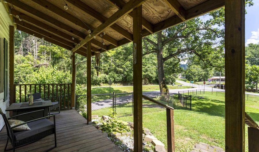688 Saunders Hollow Rd, Barboursville, WV 25504 - 4 Beds, 2 Bath