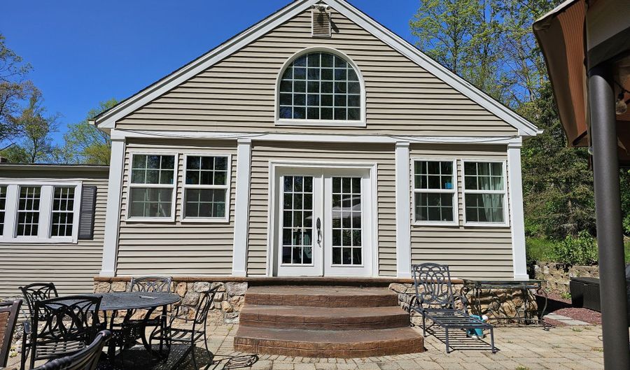 27 Wilson Dr, Oxford, CT 06478 - 3 Beds, 2 Bath