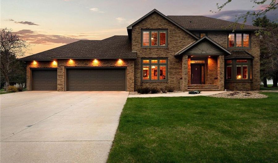 805 27th St SW, Austin, MN 55912 - 4 Beds, 4 Bath