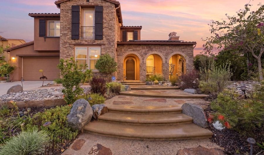 2713 Vistamonte Gln, Escondido, CA 92027 - 4 Beds, 4 Bath