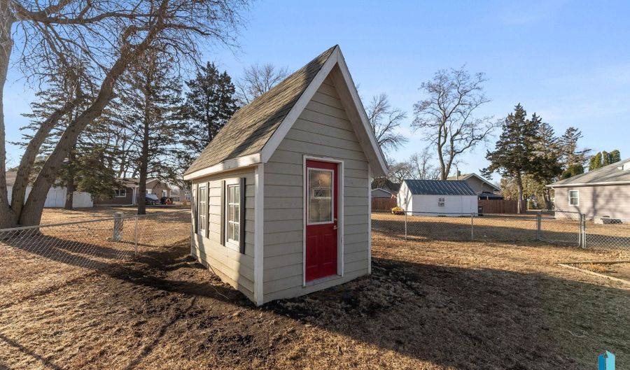 606 N 3rd St, Beresford, SD 57004 - 3 Beds, 2 Bath