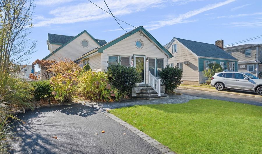 38 Bayside Pl, Amityville, NY 11701 - 3 Beds, 2 Bath