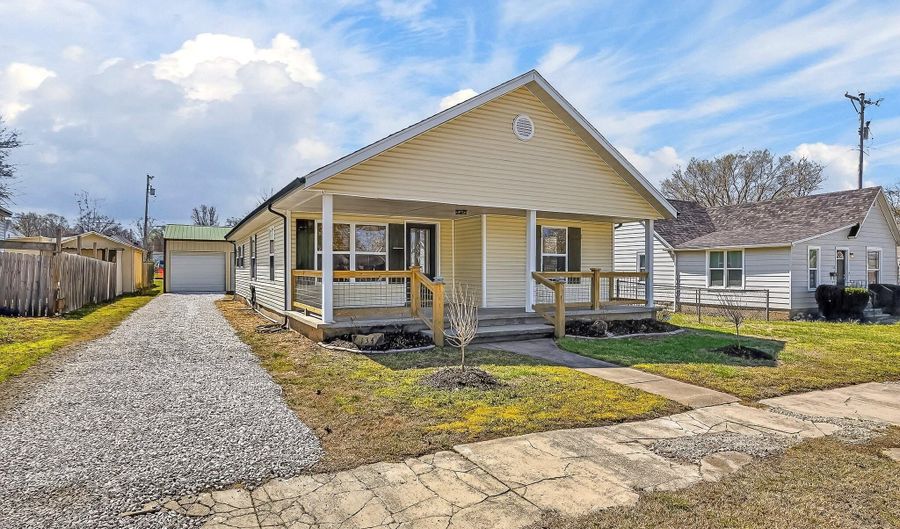 134 W College St, Aurora, MO 65605 - 3 Beds, 2 Bath