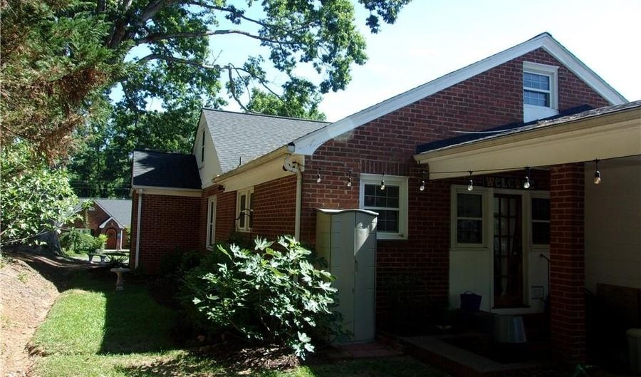 1247 Sunset Dr, Asheboro, NC 27205 - 3 Beds, 2 Bath