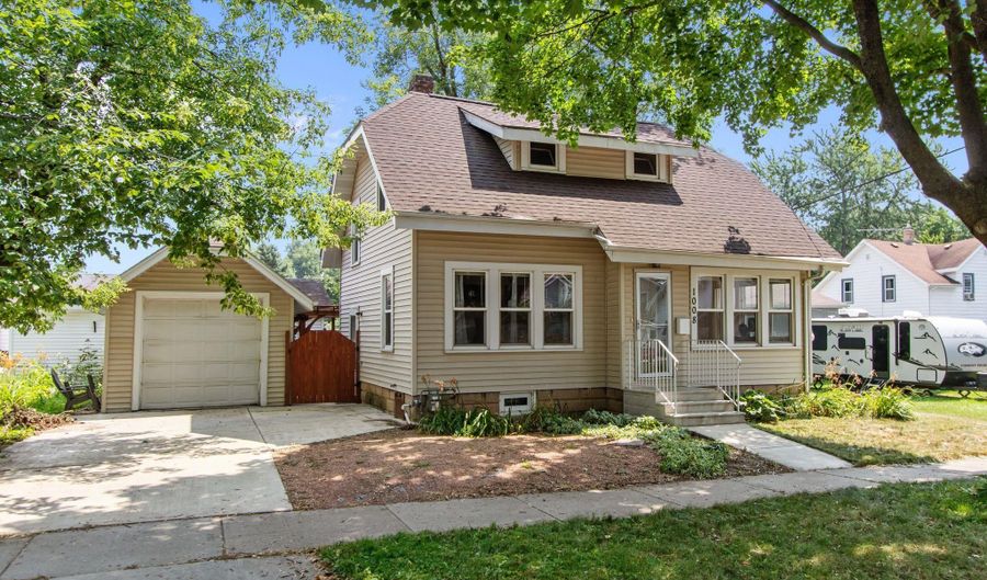 1008 N BENNETT St, Appleton, WI 54914 - 2 Beds, 2 Bath