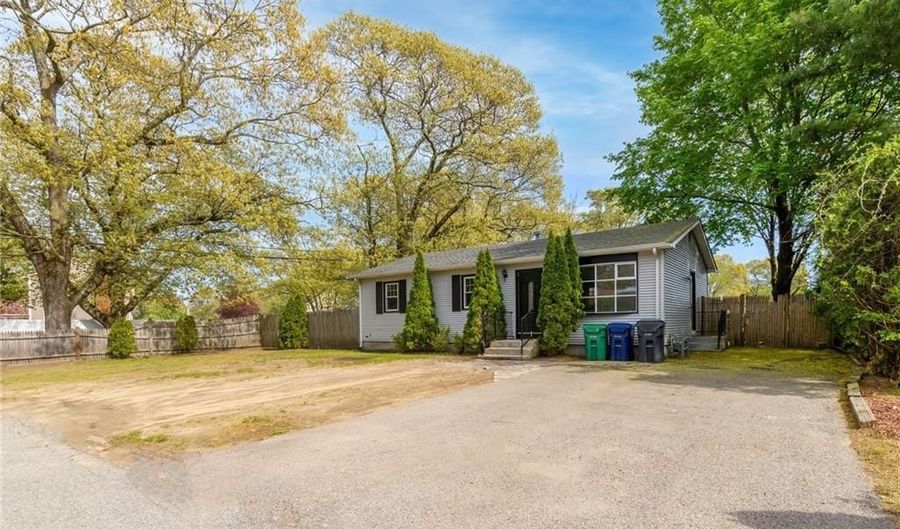 4 Ellsworth St, Warwick, RI 02886 - 3 Beds, 1 Bath