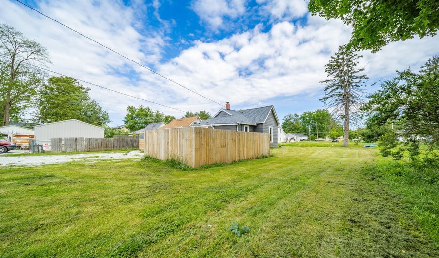 1217 W 6th St, Anderson, IN 46016 - 3 Beds, 1 Bath