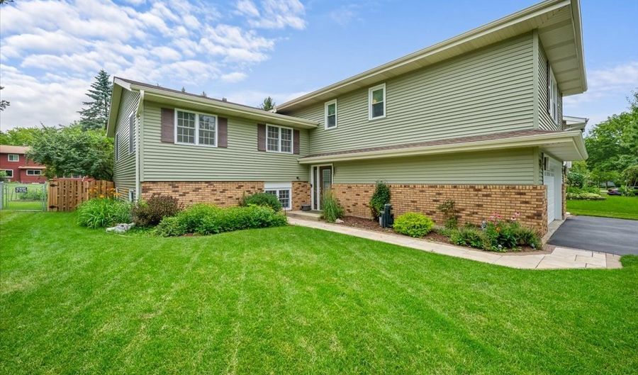 640 Ash St, Algonquin, IL 60102 - 5 Beds, 3 Bath