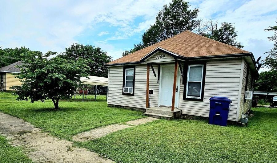 1109 Lincoln Ave, Baxter Springs, KS 66713 - 2 Beds, 1 Bath