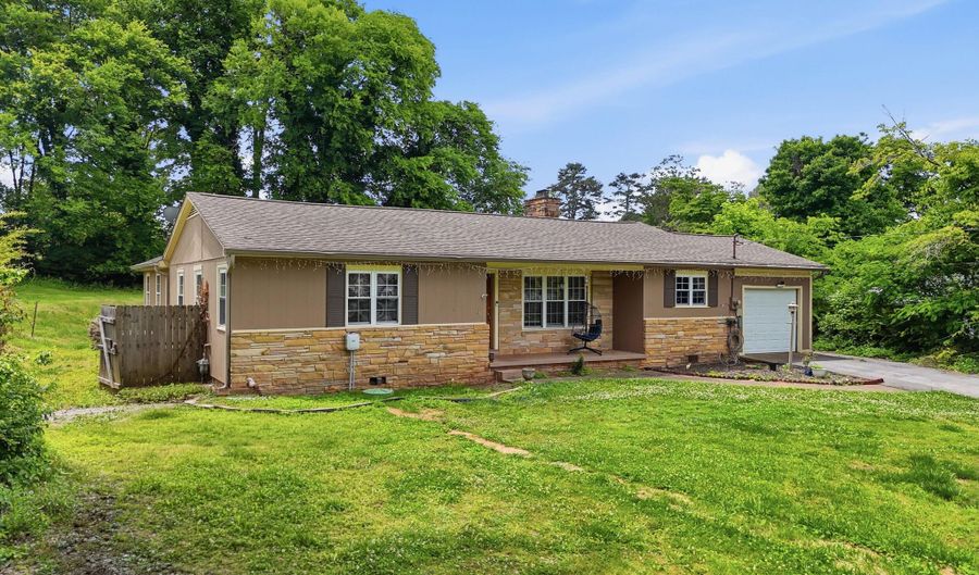 807 Tennessee Ave, Athens, TN 37303 - 5 Beds, 3 Bath