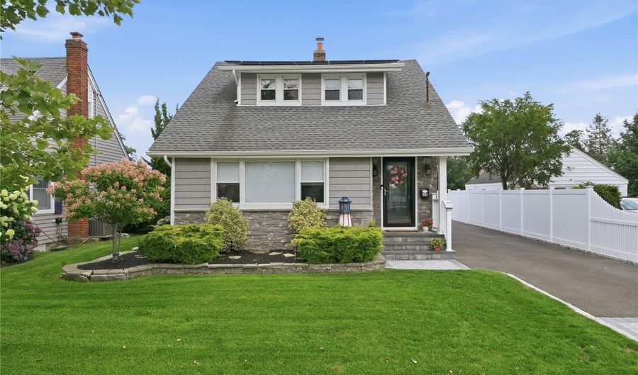 12 S Bay Ave, Amityville, NY 11701 - 3 Beds, 2 Bath