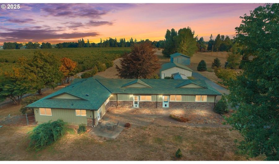 10418 Champoeg Rd NE, Aurora, OR 97002 - 5 Beds, 3 Bath
