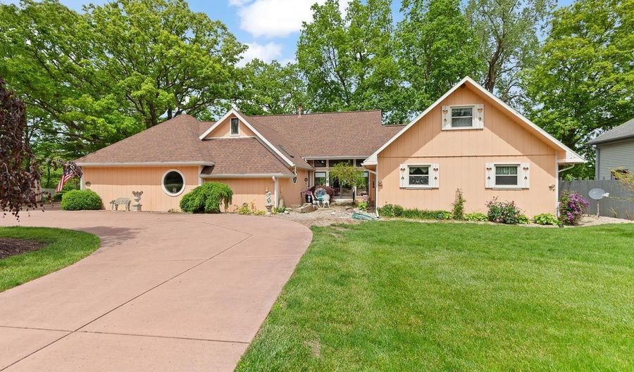 25 S Shore Dr, Addison, MI 49220 - 5 Beds, 4 Bath