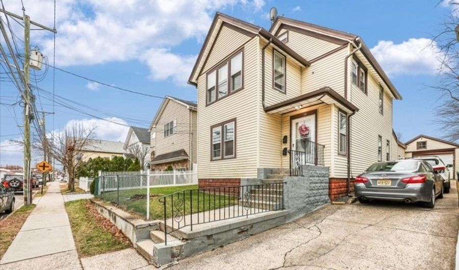 86 W Main St, Bergenfield, NJ 07621 - 5 Beds, 3 Bath