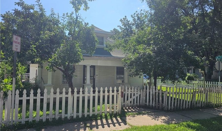 614 S 7th St, Atchison, KS 66002 - 3 Beds, 1 Bath