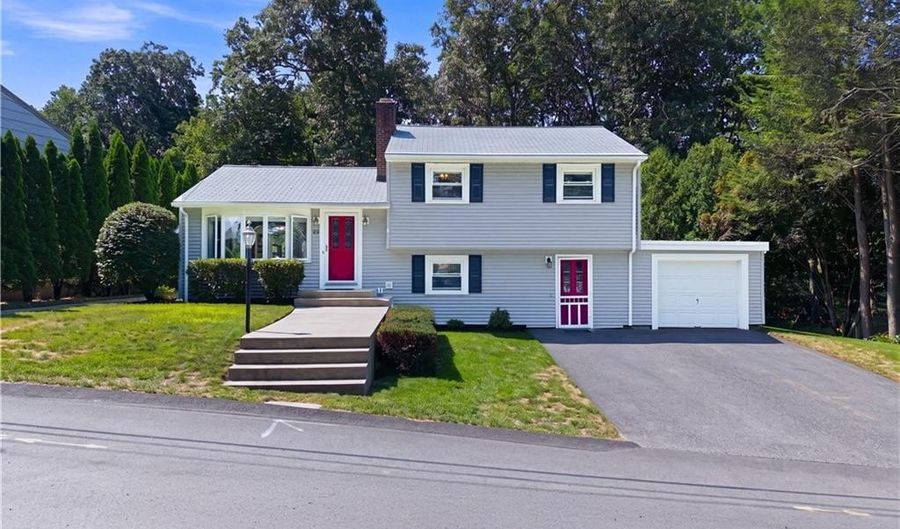 33 Shirley Dr, Cumberland, RI 02864 - 3 Beds, 1 Bath