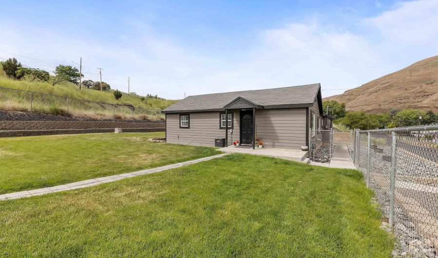 105 Meador St, Asotin, WA 99402 - 4 Beds, 1 Bath