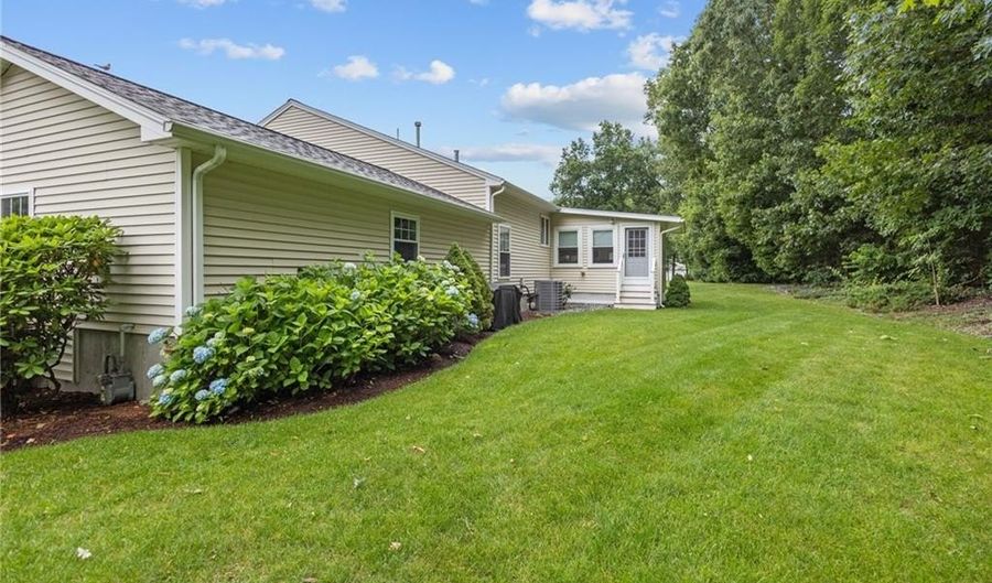 4 Hunters Run, North Providence, RI 02904 - 2 Beds, 3 Bath