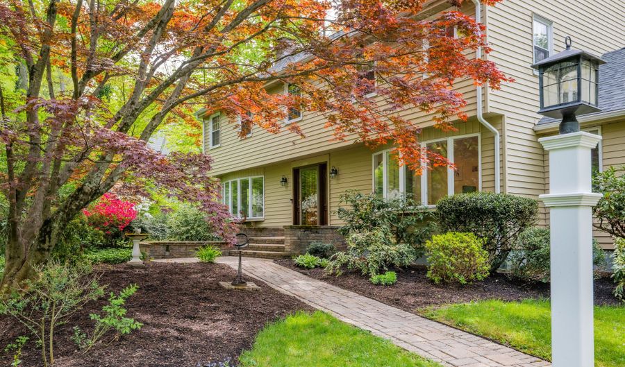 26 Buckboard Ln, Avon, CT 06001 - 4 Beds, 3 Bath