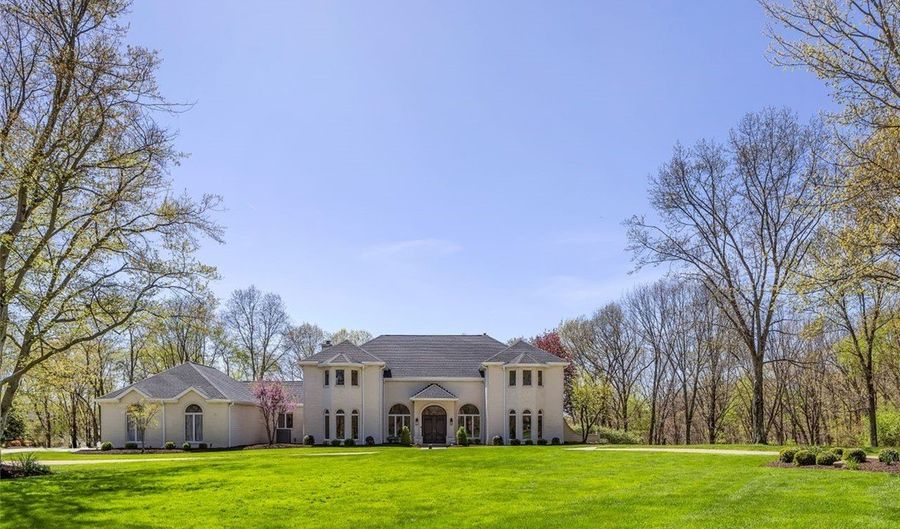 118 Lakeland Dr, Adams Twp., PA 16046 - 4 Beds, 6 Bath