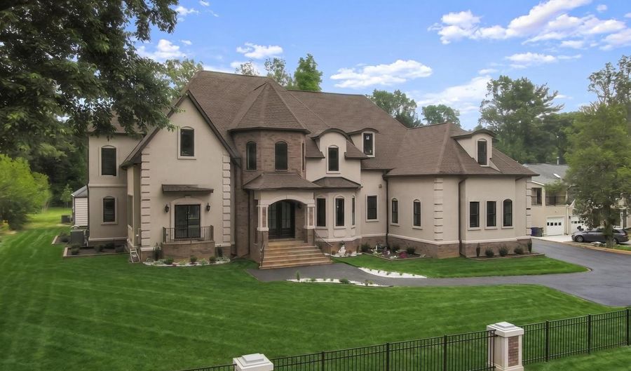 7301 CALVERT St, Annandale, VA 22003 - 10 Beds, 9 Bath
