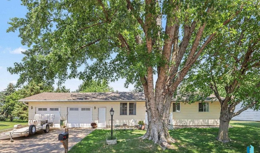 208 E Short St, Beresford, SD 57004 - 4 Beds, 2 Bath