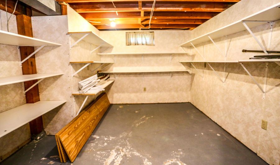 705 N High St, Aberdeen, SD 57401 - 4 Beds, 2 Bath