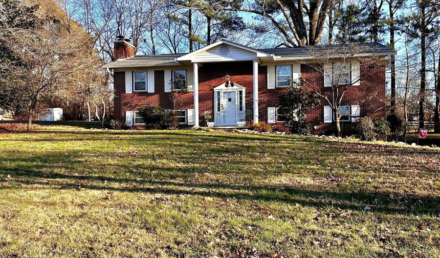 827 Goddard St, Alcoa, TN 37701 - 4 Beds, 3 Bath