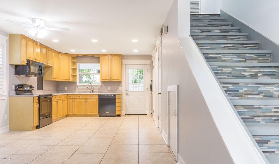 1396 MAIN St, Atlantic Beach, FL 32233 - 2 Beds, 2 Bath