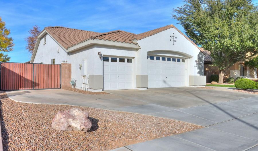 1184 E PRESCOTT Pl, Chandler, AZ 85249 - 5 Beds, 3 Bath