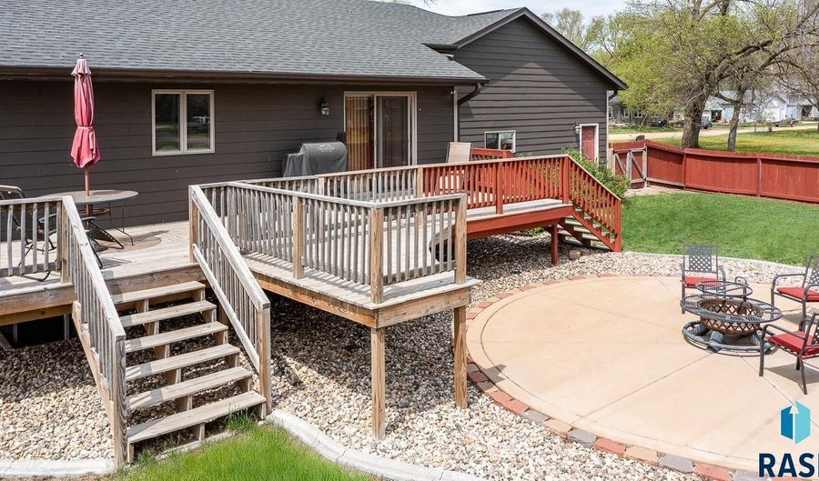 800 SD HWY 262, Bridgewater, SD 57319 - 6 Beds, 3 Bath