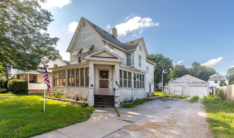 607 6th St, Ames, IA 50010 - 3 Beds, 2 Bath