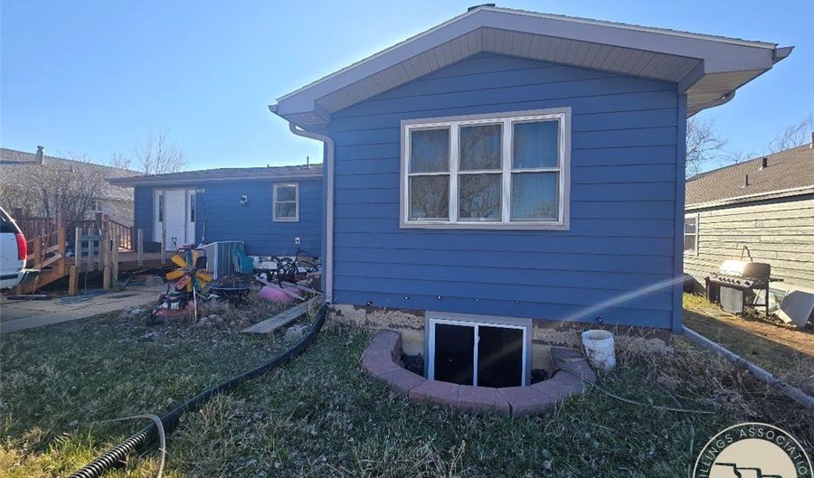 509 S 4th St W, Baker, MT 59313 - 5 Beds, 2 Bath