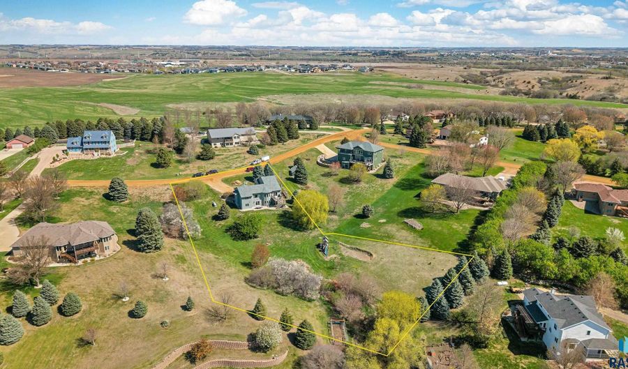 8409 Sunset Cir, Brandon, SD 57005 - 4 Beds, 3 Bath