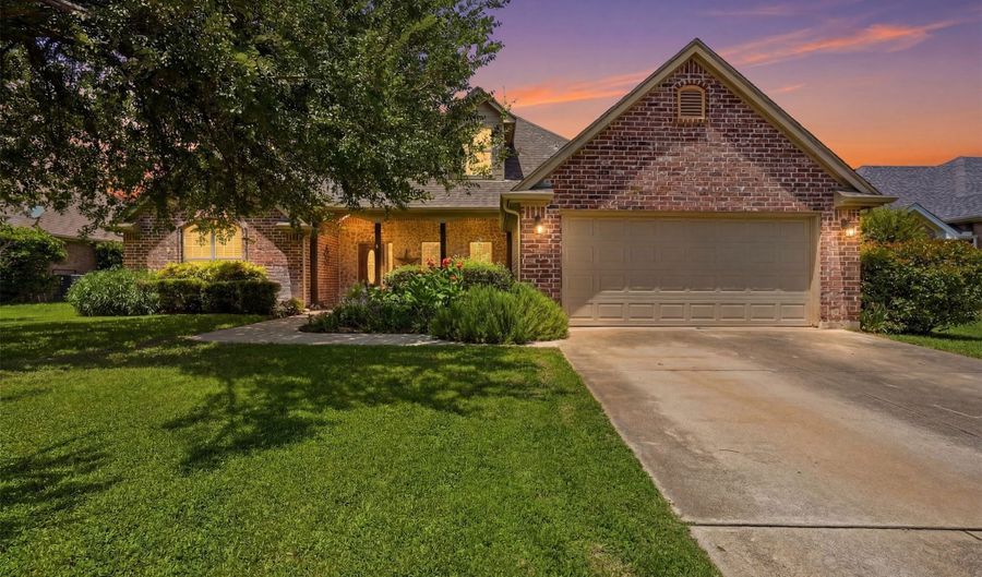 107 Clyde Dr, Aledo, TX 76008 - 5 Beds, 3 Bath
