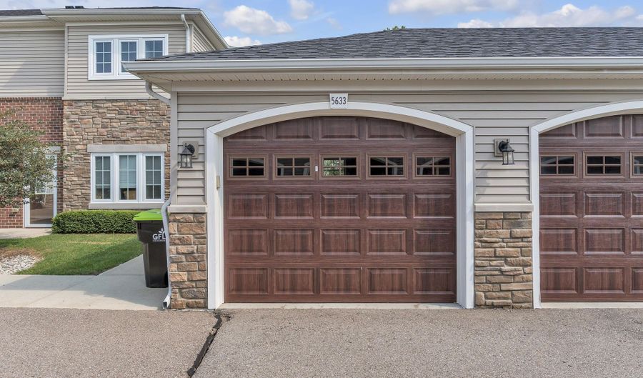 5633 Arbor Chase Dr, Ann Arbor, MI 48103 - 2 Beds, 3 Bath