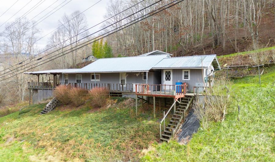 3059 NC 261 Hwy, Bakersville, NC 28705 - 2 Beds, 2 Bath