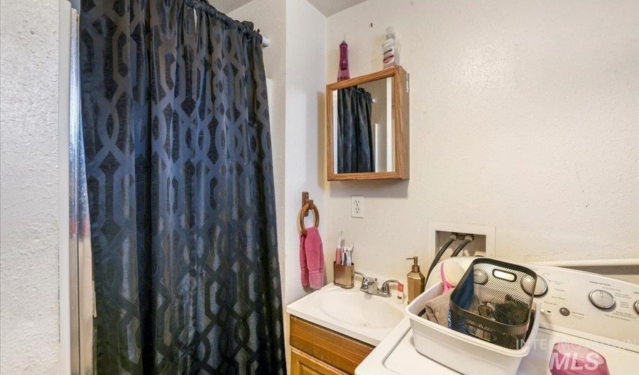 121 7th Ave S A & B, Buhl, ID 83316 - 4 Beds, 2 Bath