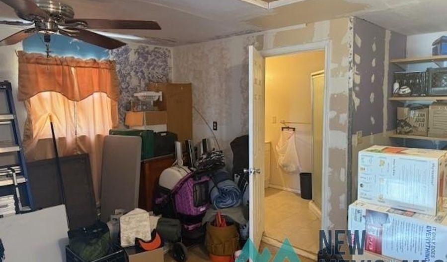 911 W Fox St, Carlsbad, NM 88220 - 2 Beds, 1 Bath