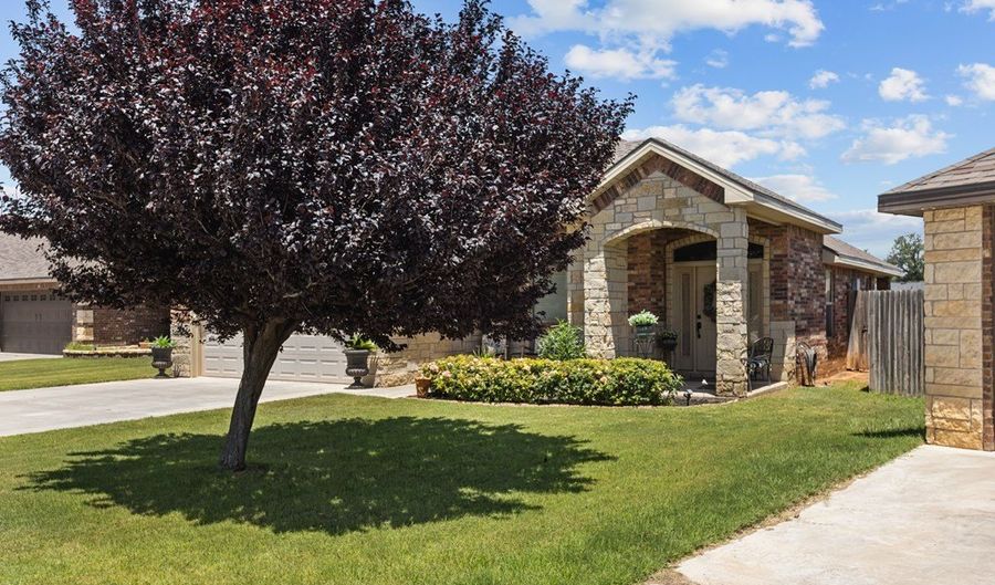 208 Teakwood Dr, Andrews, TX 79714 - 3 Beds, 2 Bath