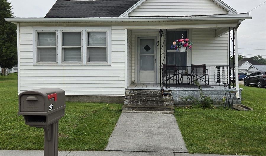 221 W 11th St, Bicknell, IN 47512 - 2 Beds, 1 Bath