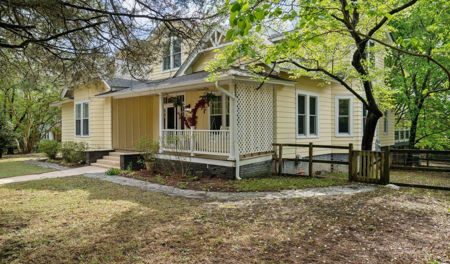 802 N Poplar St, Aberdeen, NC 28315 - 5 Beds, 3 Bath