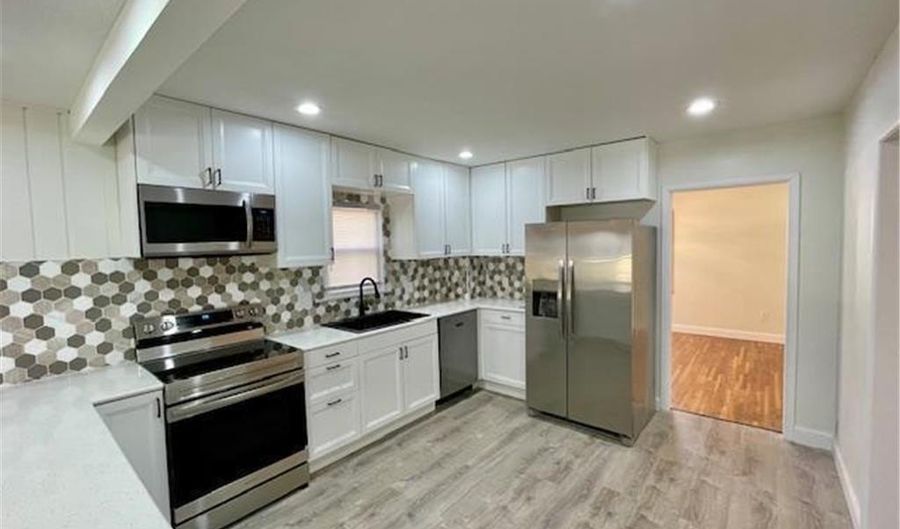1107 10th St NW, Austin, MN 55912 - 5 Beds, 3 Bath