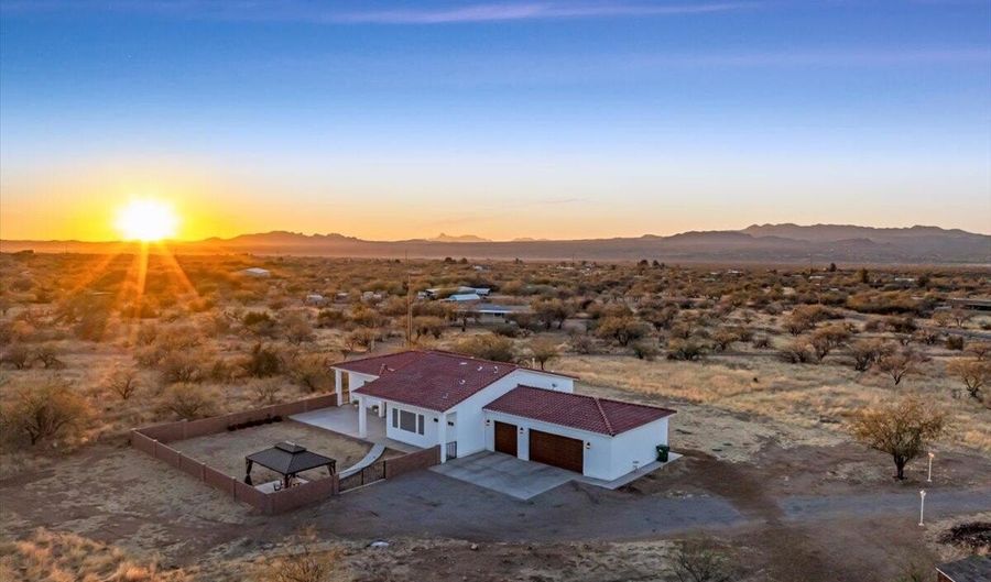 135 W Hawk Way, Amado, AZ 85645 - 3 Beds, 3 Bath