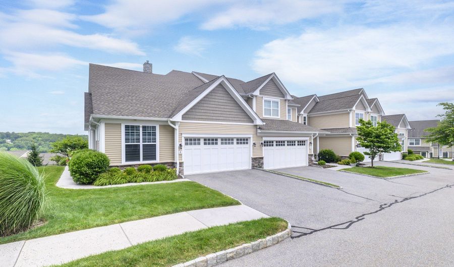 8 Country View Rd 8, Danbury, CT 06810 - 3 Beds, 4 Bath