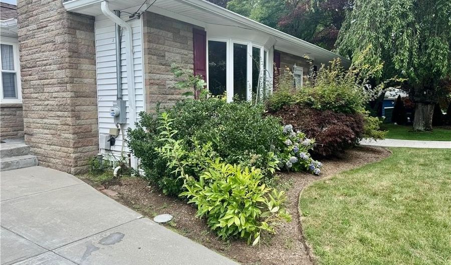 5 Susan Cir, Johnston, RI 02919 - 3 Beds, 2 Bath
