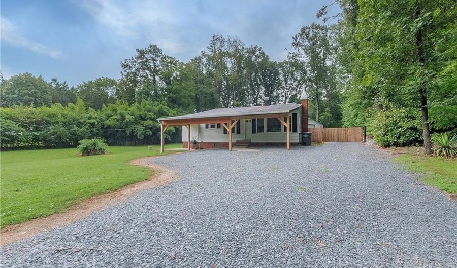 646 Hawthorne Dr, Asheboro, NC 27205 - 3 Beds, 1 Bath