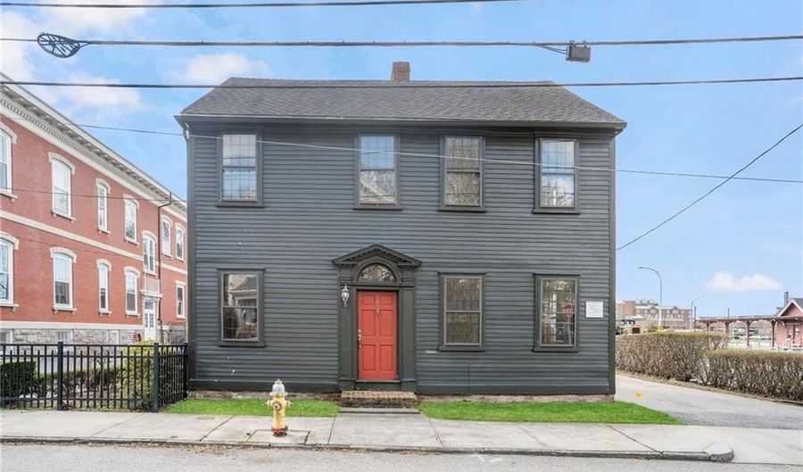 14 Elm St, Newport, RI 02840 - 3 Beds, 2 Bath